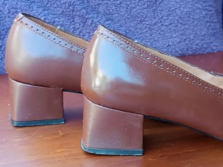 Zapatos de salón marrones tacón bajo