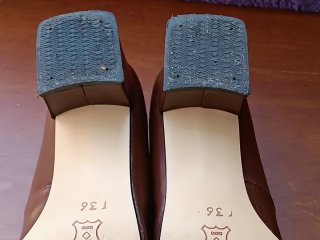 Zapatos de salón marrones tacón bajo