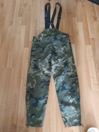 Pantalón impermeable camuflaje.