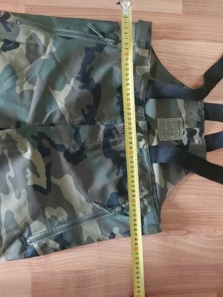 Pantalón impermeable camuflaje.