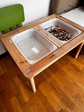 Tavolo sensoriale Flisat + Trofast in legno e bianco
