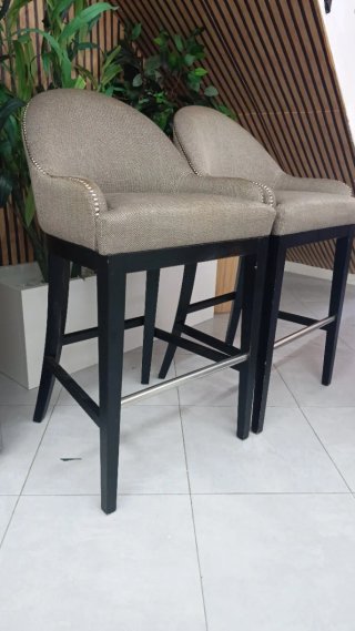 Taburete alto beige y negro 30€  uno 50€ los 2
