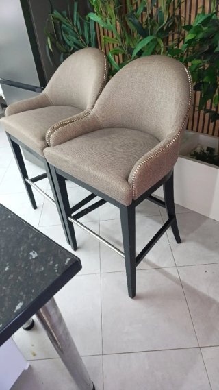 Taburete alto beige y negro 30€  uno 50€ los 2