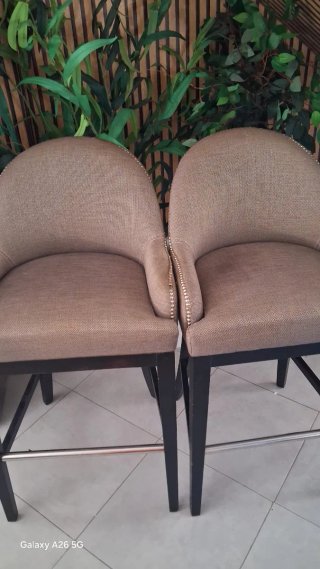 Taburete alto beige y negro 30€  uno 50€ los 2