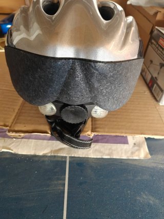 Casco para bicicleta plateado y negro