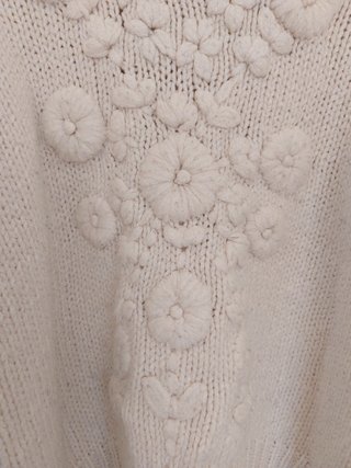Jersey blanco flores relieve Talla M