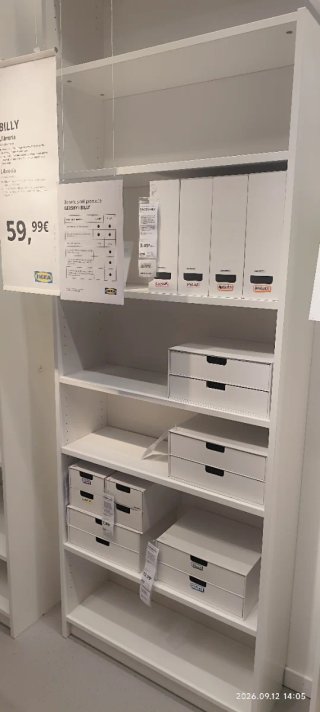 Estantería azul Ikea empaquetada sin abrir