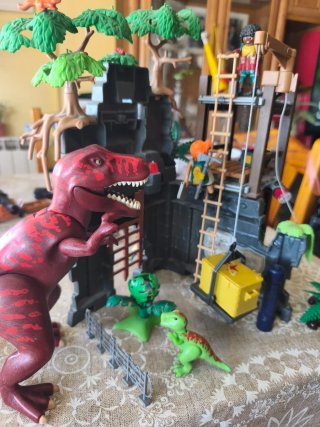 Campamento Base T-Rex Playmobil