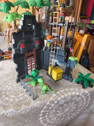 Campamento Base T-Rex Playmobil