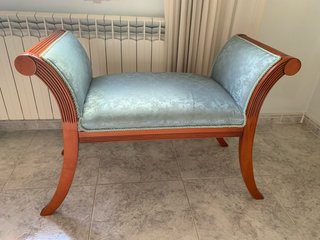 Banqueta tapizada azul y madera