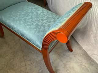 Banqueta tapizada azul y madera