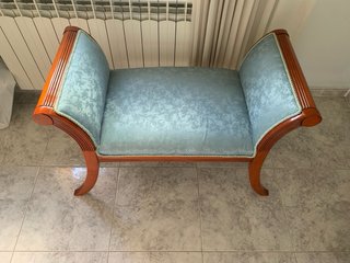 Banqueta tapizada azul y madera