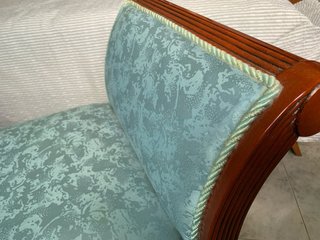 Banqueta tapizada azul y madera