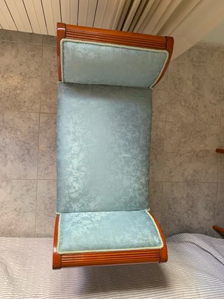 Banqueta tapizada azul y madera