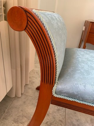 Banqueta tapizada azul y madera