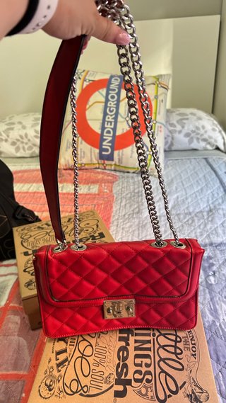 Bolso rojo acolchado con cadena