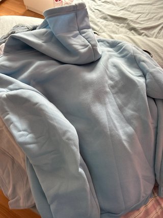 Sudadera azul con logo de montaña