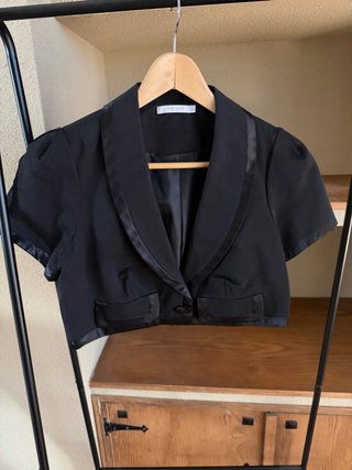 Chaqueta bolero corta negra con detalles satinados