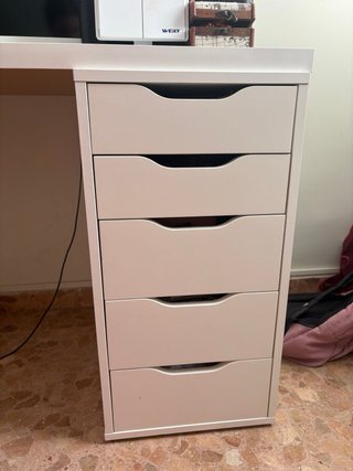 Escritorio blanco con cajonera