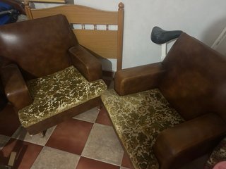 2 Sillones Marrones con Cojines Verdes