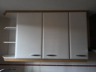 Mueble de cocina y encimera de piedra.