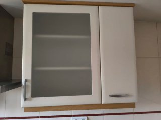 Mueble de cocina y encimera de piedra.