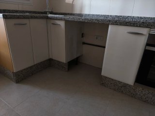 Mueble de cocina y encimera de piedra.