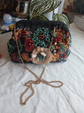 Bolso de mano negro con flores bordadas