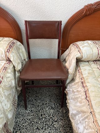 Silla de madera y cuero marrón