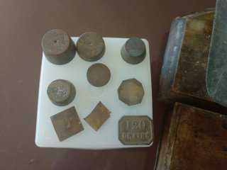 Balanza antigua de madera con pesas