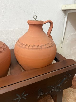 Cantarera de madera con 2 jarras de terracota