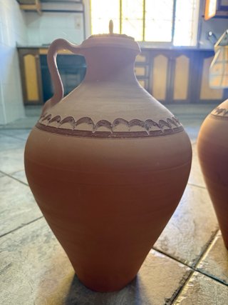 Cantarera de madera con 2 jarras de terracota