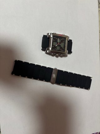 Reloj plata y negro con correa rota