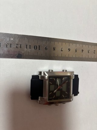 Reloj plata y negro con correa rota