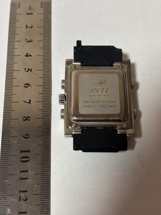 Reloj plata y negro con correa rota