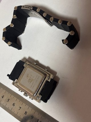 Reloj plata y negro con correa rota