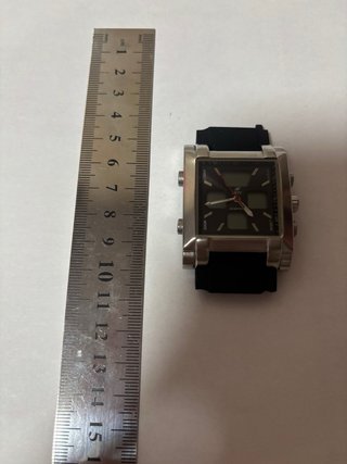Reloj plata y negro con correa rota