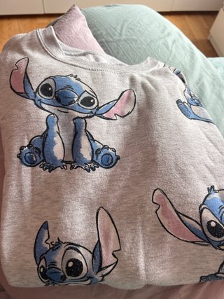Sudadera gris con estampado de Stitch