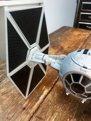 Figura caza Imperial TIE Star Wars y figura Hasbro
