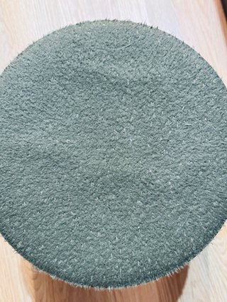 Banqueta apilable color verde olivo, las 2 x 30€