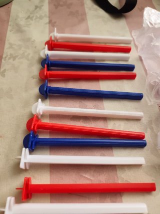 12 Comederos y 12 palillos para canarios