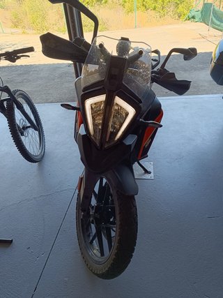 KTM 390 Adventure Moto Negra y Naranja