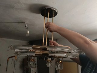 Lámparas de cristal y metal doradas,