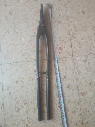 Tenaza de forja antigua
