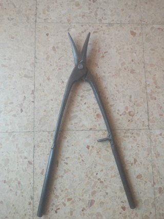 Tenaza de forja antigua