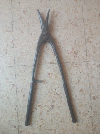 Tenaza de forja antigua