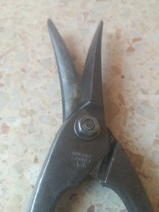 Tenaza de forja antigua