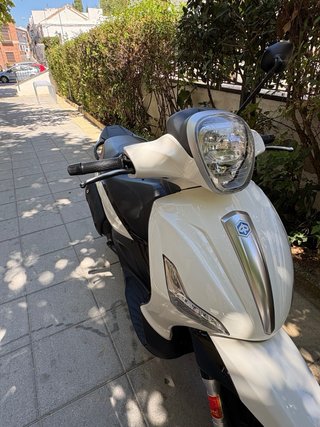 Piaggio Beverly 125 i.e. Maxi Scooter