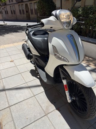 Piaggio Beverly 125 i.e. Maxi Scooter