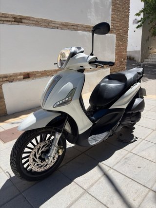 Piaggio Beverly 125 i.e. Maxi Scooter